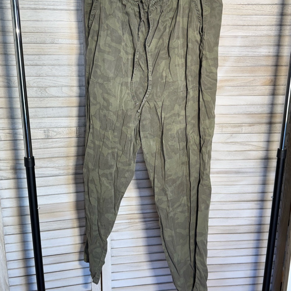 American Eagle Outfitters Olive Camouflage Joggers